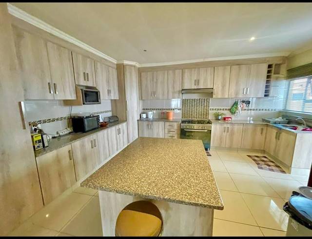 4 BEDROOM HOUSE FOR SALE IN HEUWELSIG ESTATE